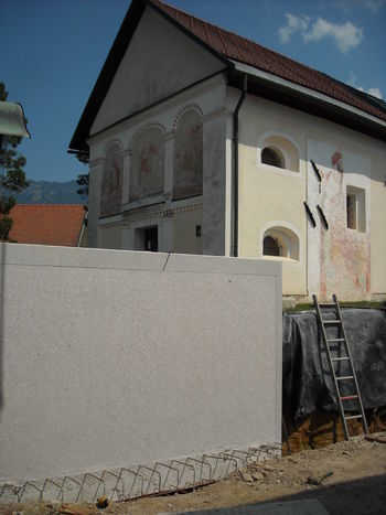 Nov zid pri cerkvi na Srednji Beli