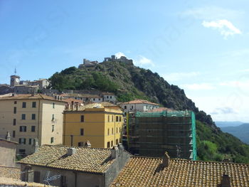 Grad nad mestom Tolfa (Rocca di Tolfa) iz razgledne ploščadi pred mestno hišo