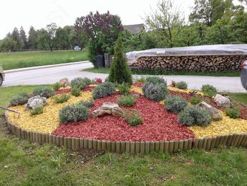 Urejena cvetlična greda v Turiški vasi