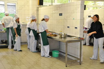Med ogledom objekta, kjer dijaki gostiteljske šole z imenom Zespołu Szkoł Gastronomicznyh i Hanlowych opravljajo praktični del, smo izvedeli, da vsakodnevno pripravijo kar 500 kosil za učence in dijake okoliških šol. Objekt je bil pred petimi leti prenovljen in opremljen z evropskimi sredstvi.