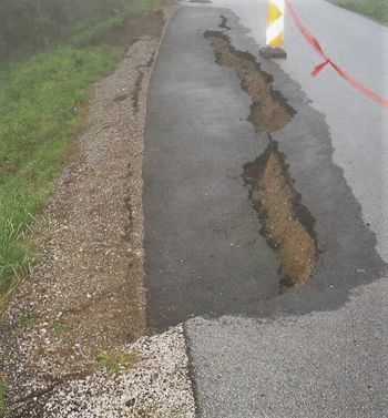 Polovična zapora na delu lokalne ceste Hrastovec-Jablance-Korena