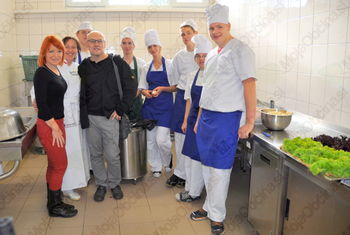Učitelja Suzana Planšak in Tomaž Šoster z dijaki in učiteljico kuhanja v pripravljalnici zelenjave.