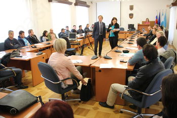 Slavnostni podpis pogodb o dodelitvi finančnih spodbud za samozaposlitev 50 novim podjetnicam in podjetnikom Slavnostni podpis pogodb o dodelitvi finančnih spodbud za samozaposlitev 50 novim podjetnicam in podjetnikom