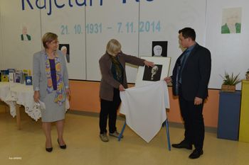 OTVORITEV SPOMINSKEGA KOTIČKA IN KNJIGOBEŽNICE KAJETANA KOVIČA NA OSNOVNI ŠOLI POLJČANE