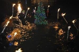 Potop božičnega drevesa v jezero Črnava