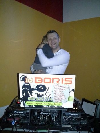 ZA PRAZNIČNE DNI NAS V VRTCU DJ BORIS Z ZABAVO RAZVESELI!