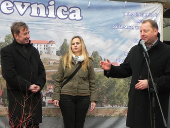 ŽREBANJE NAGRADNE KARTICE VESELJA 2015 na BOŽIČNI TRŽNICI v Sevnici ŽREBANJE NAGRADNE KARTICE VESELJA 2015 na BOŽIČNI TRŽNICI v Sevnici
