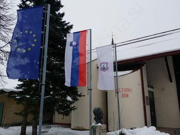 Je izobešanje zastave tudi del naše kulture?