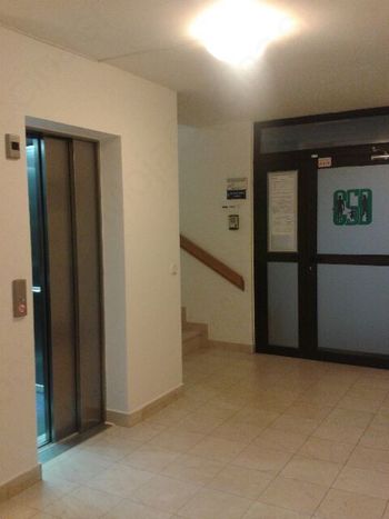 Do Centra za socialno delo, JP Plinovod, do Območne geodetske uprave in do zobozdravnika dr. Groboljška zdaj tudi z dvigalom