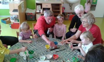 Obisk starih staršev v kombiniranem oddelku vrtca Mavrica