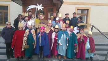 Koledniki s pesmijo od hiše do hiše Koledniki s pesmijo od hiše do hiše