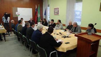 1. izredna seja: Svetniki nasprotujejo nameri ustanovitve začasne izpostave Centra za tujce v Črnem lesu pri Lenartu