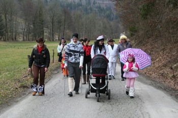 Člani ŠKD Bregar na pustno nedeljo odganjali zimo 