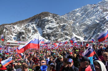 Tisoči zastav v pozdrav tekmovalcem, še zlasti slovenskim orlom