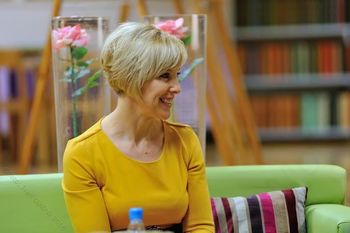 Večer na Zofi: Minka Gantar s knjigo Ko imajo hormoni žur