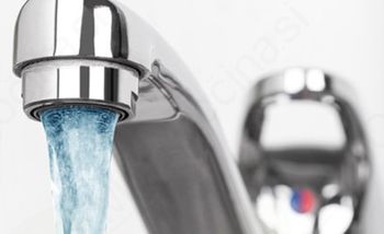 REZULTATI FIZIKALNO KEMIJSKIH PRESKUŠANJ PITNE VODE VODOOSKRBNI SISTEM	Število odvzetih vzorcev za redne preizkuse	Preskusi na druge parametre	Število (%) neskladnih vzorcev VS ŠUMC	3	 	0 VS KOTLJE	4	1x kovine 1x mineralna olja 1xnitrat	0 VS STROJNA	1	 	0