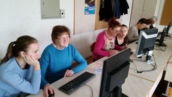 Upokojenci iz Oplotnice na računalniški delavnici