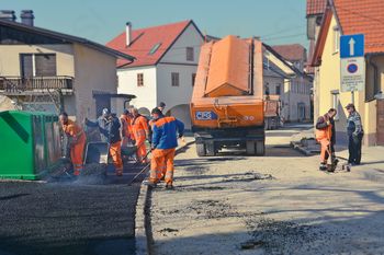 Preplastili pločnik na Robovi in del Stare ceste