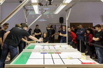 V prav posebnih izzivih tekmovanja Lego Masters so se pomerile ekipe študentov in dijakov