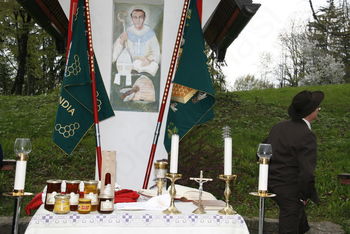 Sveta maša za zdravo in dobro letino pri čebelah in za pokojne čebelarje na Brdu