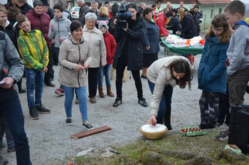 Sekanje pirhov na Primskovem