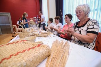 Slamniki iz Krašnje in torbice Tashka s poslovne konference v širni svet!