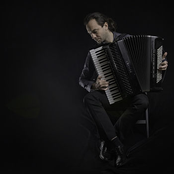Karizmatični harmonikar Marko Hatlak prihaja v Tržiški muzej