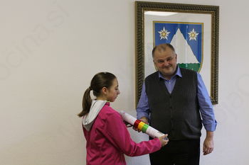Osnovnošolci predali šolski časopis Slavčkov odmev županu