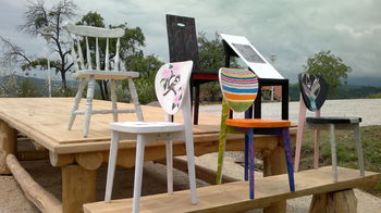 Umetniška razstava stolov ob Poti duš in prijateljstva