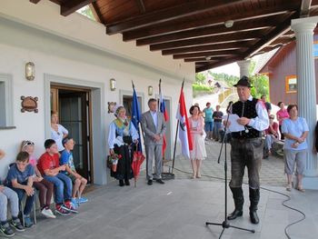 Obnovljena cesta v Otočah in donacija za igrišče v Kropi Obnovljena cesta v Otočah in donacija za igrišče v Kropi