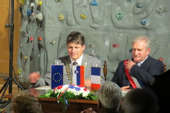 Slavnostna akademija ob 50. letnici pobratenja tržiškega in francoskega mesta polna odkritih pogledov in čvrstih stiskov rok