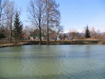 PREŽIVITE DAN Z RIBIČI V PRIJETNEM OKOLJU RIBIŠKEGA DOMA V SINJI GORICI