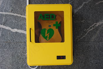 Defribilator reši življenje. V Mirni Peči  nameščen ob vhodu v kulturni dom.