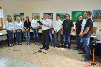 Prireditev je vodil urednik Novic Aleš Mrzdovnik; zadaj Expe