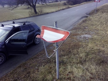 VANDALIZEM NAD PROMETNO SIGNALIZACIJO VANDALIZEM NAD PROMETNO SIGNALIZACIJO