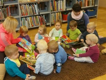 TUDI NAJMLAJŠI PRIDNO OBISKUJEMO KNJIŽNICO