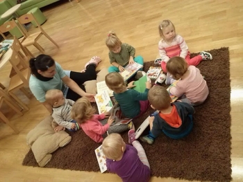 TUDI NAJMLAJŠI PRIDNO OBISKUJEMO KNJIŽNICO