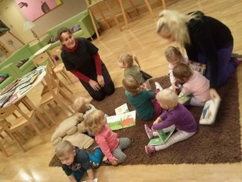 TUDI NAJMLAJŠI PRIDNO OBISKUJEMO KNJIŽNICO