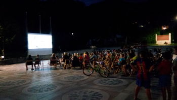 Dežne kaplje niso pregnale obiskovalcev kina