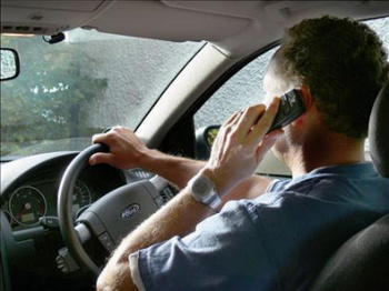 Agencija, policija in občinska redarstva nad uporabnike mobilnih telefonov