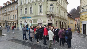 Skupina upokojencev  z Vrhnike  po  Ljubljani