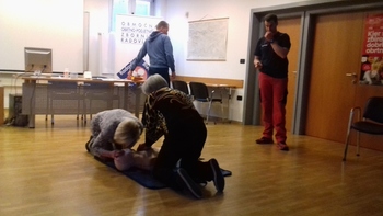 Usposabljanje za ravnanje z defibrilatorjem