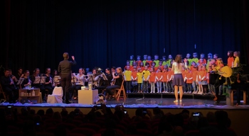 Pikice so pele, orkester je igral