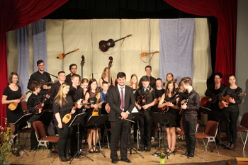 Na letnem koncertu Tamburaškega orkestra Šmartno je ob zvokih tamburic zapela tudi publika