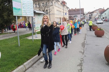 Na čelu pisane četice je bila tudi pevka Nuša Derenda