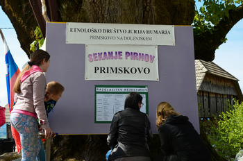 Sekanje pirhov na Primskovem