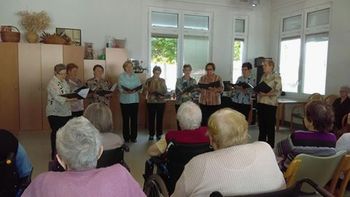 Ljudske pevke zapele v domu starejših