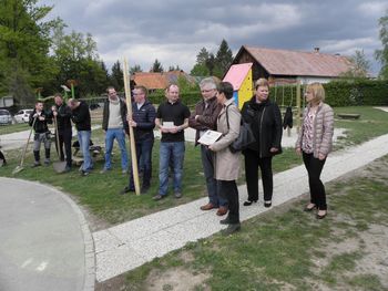 KIG Vrtcu Ig podaril drevesi