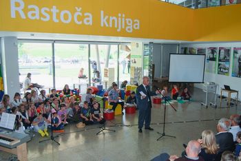 Ustavite se pri Knjigobežnici pred mirnopeško šolo Toneta Pavčka 