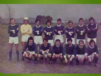 "Stojijo z leve Ivan Zalar (kapetan), Vladimir Svete, Jože Praznik, Ivo Milovanovič, Miro Japelj, Igor Petrovčič, Srečo Klopčar in Ibro Samarđić, čepijo z leve Andrej Tomšič, Janez Lenaršič, Franc Zalar, Zdene Remic, Franc Smole in Anton Svete"